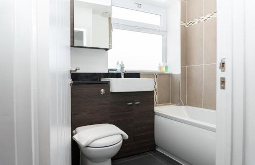 Swindon Apartamento | Inspiration by Olauda SA - 3 Bed House with Free Parking