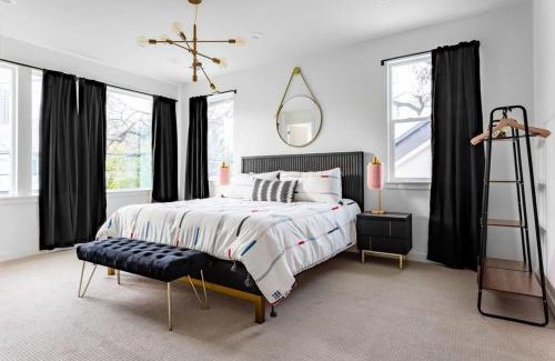 East Cesar Chavez Casa | Insta-worthy - 6BR Home Rainey Street - 6 min walk