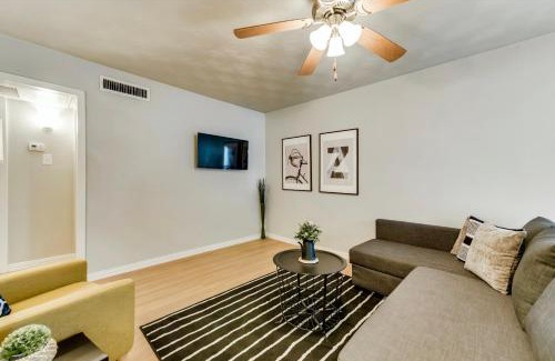 Old East Dallas Apartamento | Insta-Worthy Flat and Arboretum Tickets Included