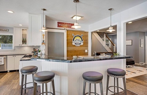 Ellison Bay Cabaña | Insta-worthy Waterfront Cottage with Hot Tub