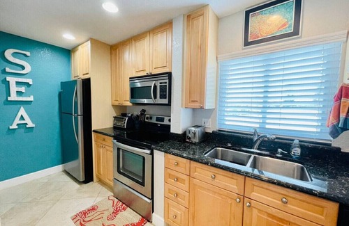 Capri Isle Condominio | Inter-coastal Piece of Paradise ? Walk to Beach
