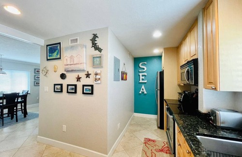 Capri Isle Condominio | Inter-coastal Piece of Paradise ? Walk to Beach