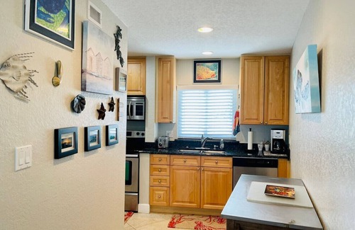 Capri Isle Condominio | Inter-coastal Piece of Paradise ? Walk to Beach