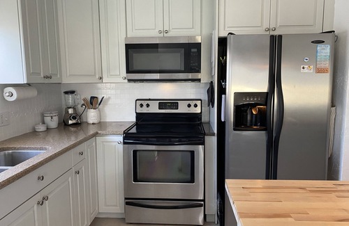 Capri Isle Condominio | Intercostal Condo, easy walk to Treasure Island Beach
