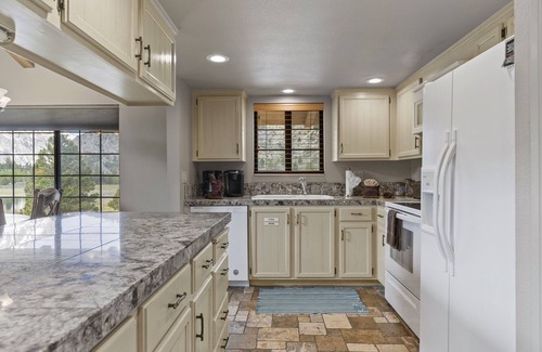 June Lake Condominio | Interlaken 32 overlooking the lake and Sierra.