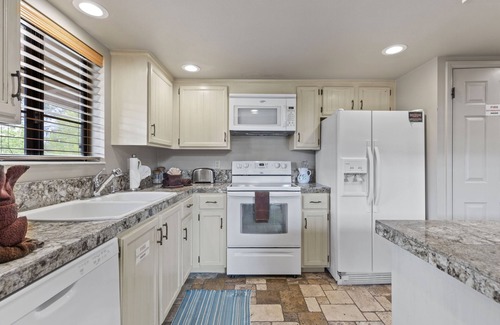June Lake Condominio | Interlaken 32 overlooking the lake and Sierra.