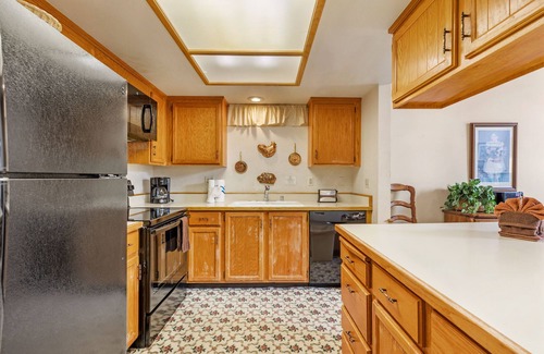 June Lake Condominio | Interlaken 38, rustic condo with views for days