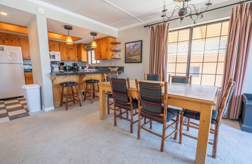June Lake Condominio | 2 dormitorios, rey, reina, 2 dobles, reina sofá cama