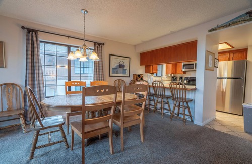 June Lake Condominio | Esta unidad tiene las mejores vistas de June Mountain Ski Lift, Carson Peak y Gull Lake y el entorno.