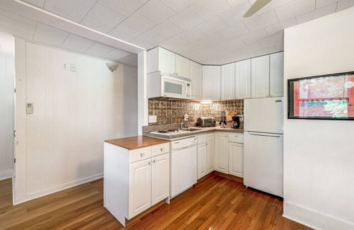 Hammondsport Apartamento | Intimate Getaway for Two w/ a Kitchenette, Free WiFi, Cable TV, & Shared Grill