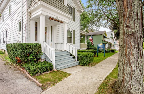 Hammondsport Apartamento | Intimate Getaway for Two w/ a Kitchenette, Free WiFi, Cable TV, & Shared Grill