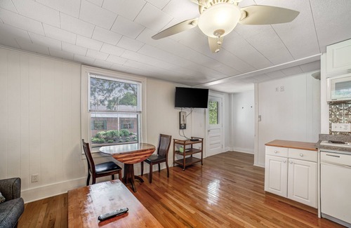 Hammondsport Apartamento | Intimate Getaway for Two w/ a Kitchenette, Free WiFi, Cable TV, & Shared Grill