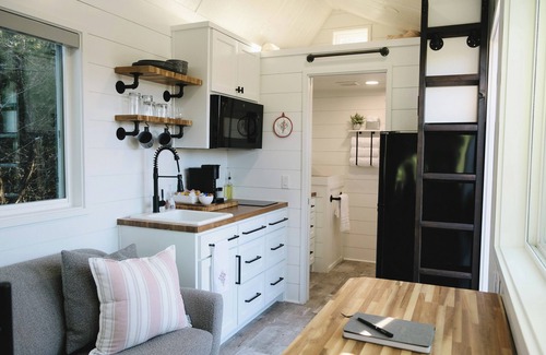 Pipe Creek Cabaña | Intimate Hilltop Cottage / Hot Tub / Hiking Trails