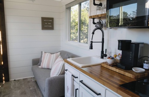 Pipe Creek Cabaña | Intimate Hilltop Cottage / Hot Tub / Hiking Trails
