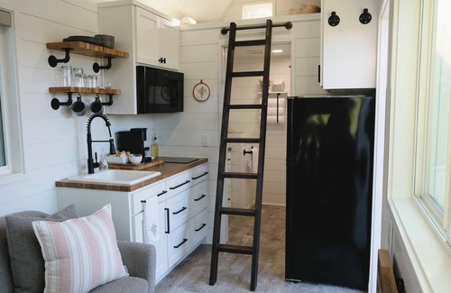 Pipe Creek Cabaña | Intimate Hilltop Cottage / Hot Tub / Hiking Trails