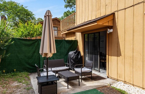 Atlantic Beach Casa | Intimate patio home w/private sundeck, grill, and fenced yard--close to beach