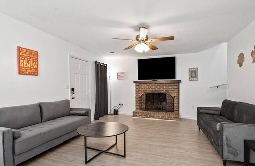 Atlantic Beach Casa | Intimate patio home w/private sundeck, grill, and fenced yard--close to beach