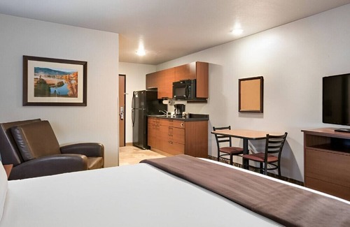 Shakopee Casa | Intimate Queen Room near Sever's Corn Maze!