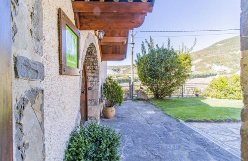 Senegue Casa | Retiro Íntimo en los Pirineos Jardín y Parking