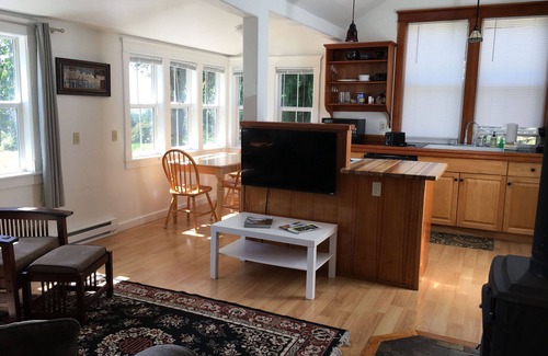 Yachats Cabaña | Íntima, cabaña romántica en barrio tranquilo. Se admiten perros para más detalles.