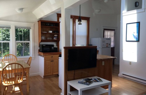 Yachats Cabaña | Íntima, cabaña romántica en barrio tranquilo. Se admiten perros para más detalles.