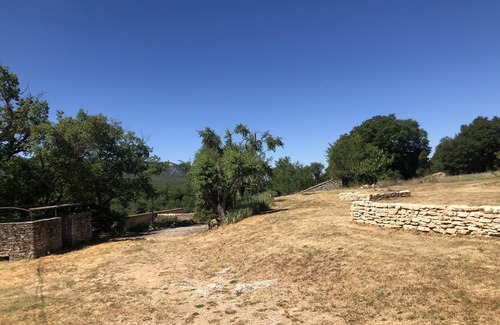 Saignon Apartamento | Intimate, sober accommodation overlooking the Luberon