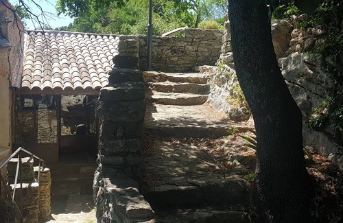 Saignon Apartamento | Intimate, sober accommodation overlooking the Luberon
