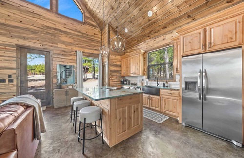 Pickens Cabina | Intimate Woodland Escape Spa-Fire pit - Sleeps 4