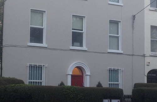 Claddagh Apartamento | Victorian Townhouse Apt on The Crescent: perfecto para caminar por todas partes en la ciudad!