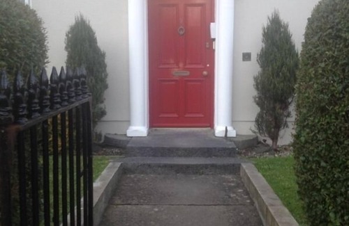 Claddagh Apartamento | Victorian Townhouse Apt on The Crescent: perfecto para caminar por todas partes en la ciudad!