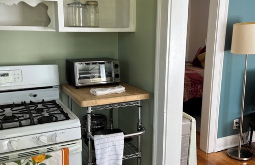 Edgewood Cabaña | intown escape small cottage on half acre garden walk to edgewood shopping
