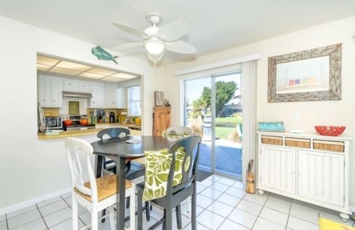 Oakland Hills Casa | Introducing Caddy Shack,the perfect abode for your short-term stay. This delightful 2 bed, 2 bath canal home has been thoughtfully remodeled to exude a beachy atmosphere