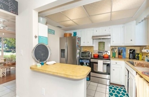 Oakland Hills Casa | Introducing Caddy Shack,the perfect abode for your short-term stay. This delightful 2 bed, 2 bath canal home has been thoughtfully remodeled to exude a beachy atmosphere