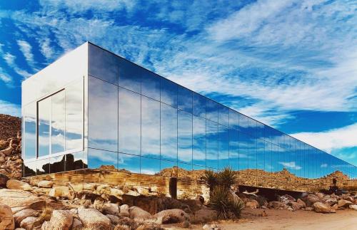 Monument Manor Casa | Invisible House Joshua Tree Modern Masterpiece