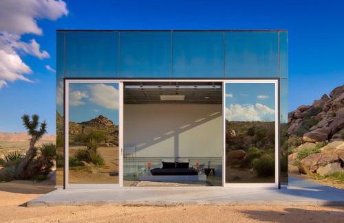 Monument Manor Casa | Invisible House Joshua Tree Modern Masterpiece