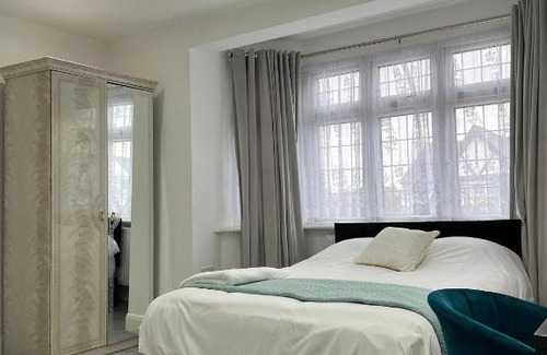 Clayhall Apartamento | Inviting 2-Bed Apartment in Ilford