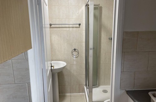 Heathrow Villages Casa | Inviting 2-bed Apartment Near Heathrow