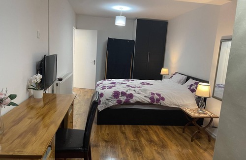 Heathrow Villages Casa | Inviting 2-bed Apartment Near Heathrow