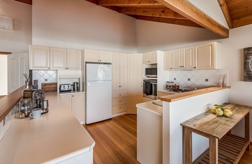 Dunsborough Cabaña | INVITING 2 STOREY COASTAL COTTAGE SITUATED HIGH ABOVE OLD DUNSBOROUGH