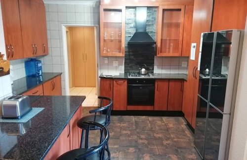 Kempton Park Casa | Inviting 3-Bed House in Kempton Park