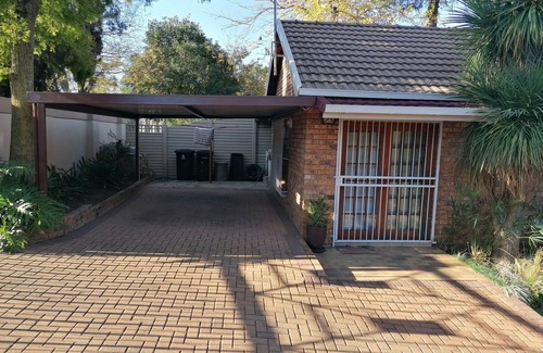 Kempton Park Casa | Inviting 3-Bed House in Kempton Park