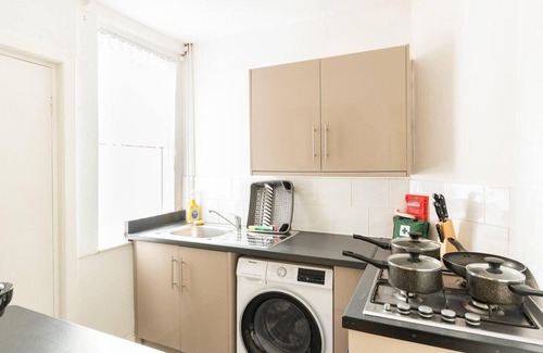 Liverpool Casa | Inviting 3-bedroom Home in Liverpool With Parking