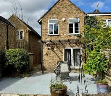 Runnymede Casa | Inviting 4-Bed House near Heathrow w Fireplace