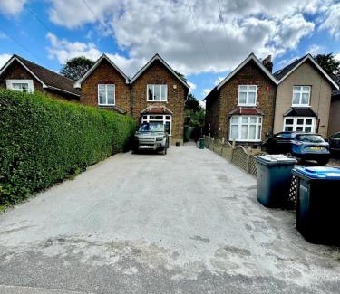 Runnymede Casa | Inviting 4-Bed House near Heathrow w Fireplace