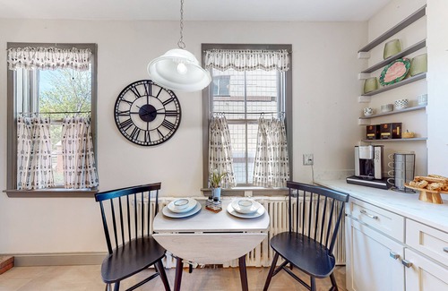 Parkside Apartamento | Inviting apartment with full kitchen, porch, convenient location, & fast WiFi