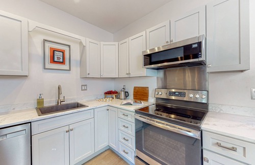 Parkside Apartamento | Inviting apartment with full kitchen, porch, convenient location, & fast WiFi