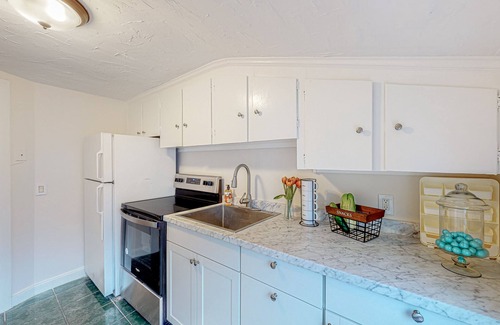Parkside Apartamento | Inviting apartment with full kitchen, porch, convenient location, & fast WiFi