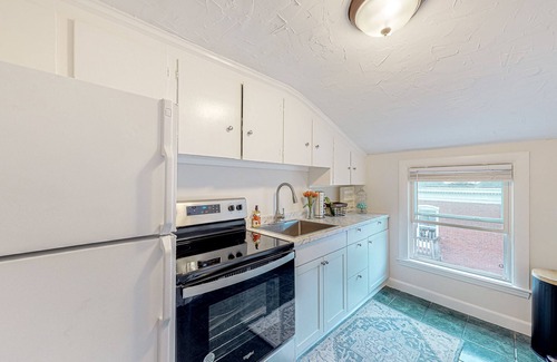 Parkside Apartamento | Inviting apartment with full kitchen, porch, convenient location, & fast WiFi