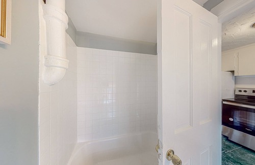 Parkside Apartamento | Inviting apartment with full kitchen, porch, convenient location, & fast WiFi
