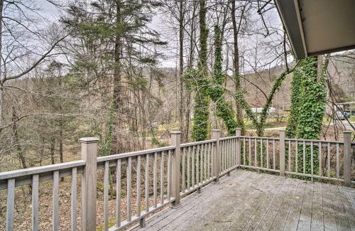 Carson Springs Apartamento | Inviting Apartment with Deck in Smoky Mountains